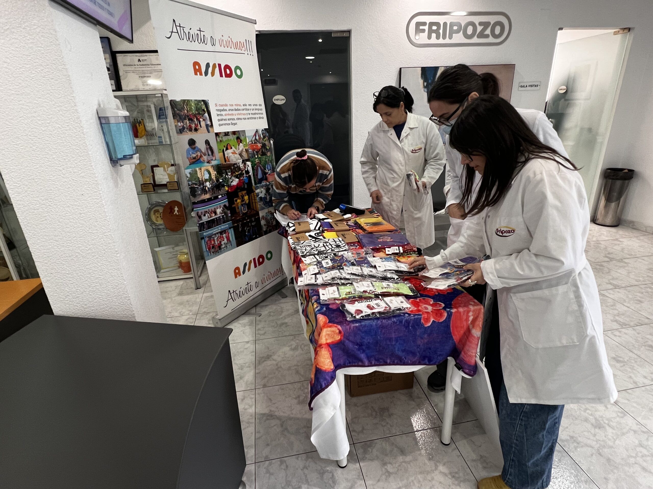 Compañeras de Fripozo comprando en el mercadillo solidario de ASSIDO.