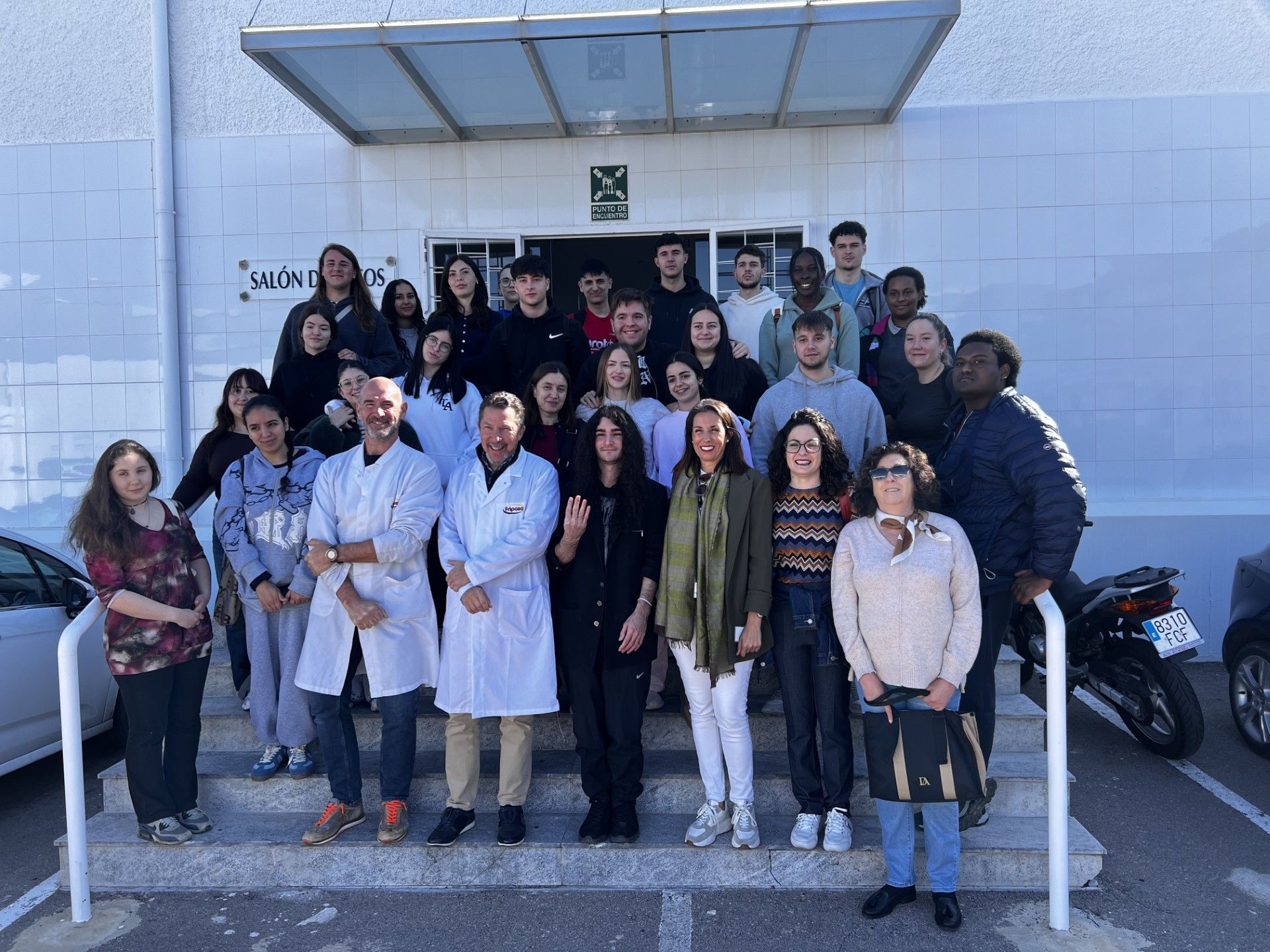 Alumnos del IES La Florida durante la visita a las instalaciones de Fripozo.