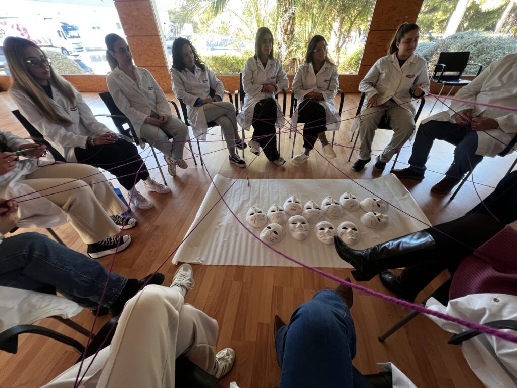 equipo de Fripozo participando en taller de máscaras sobre estereotipos