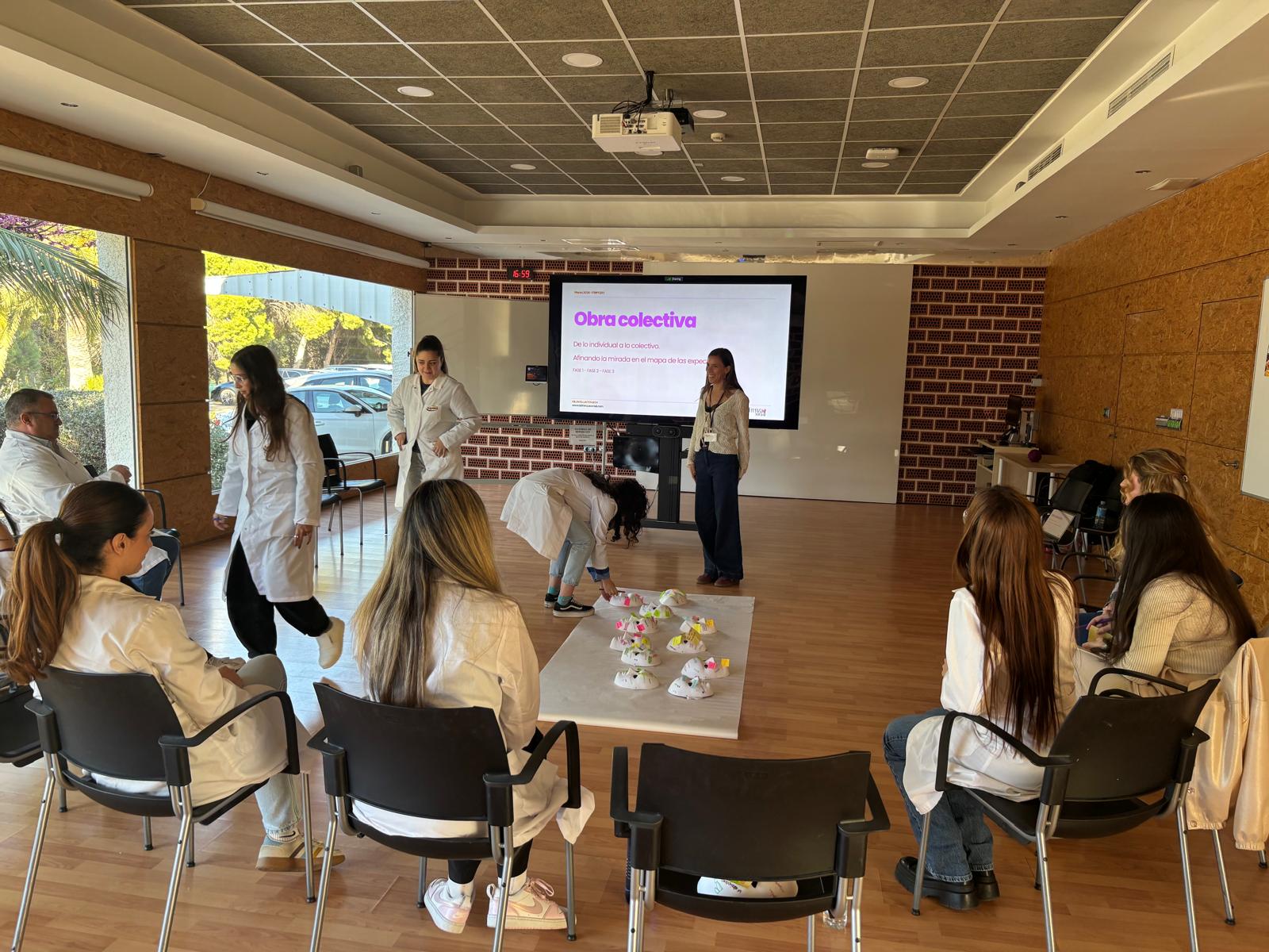 Trabajadoras participando en dinámica grupal sobre estereotipos en entorno laboral Fripozo