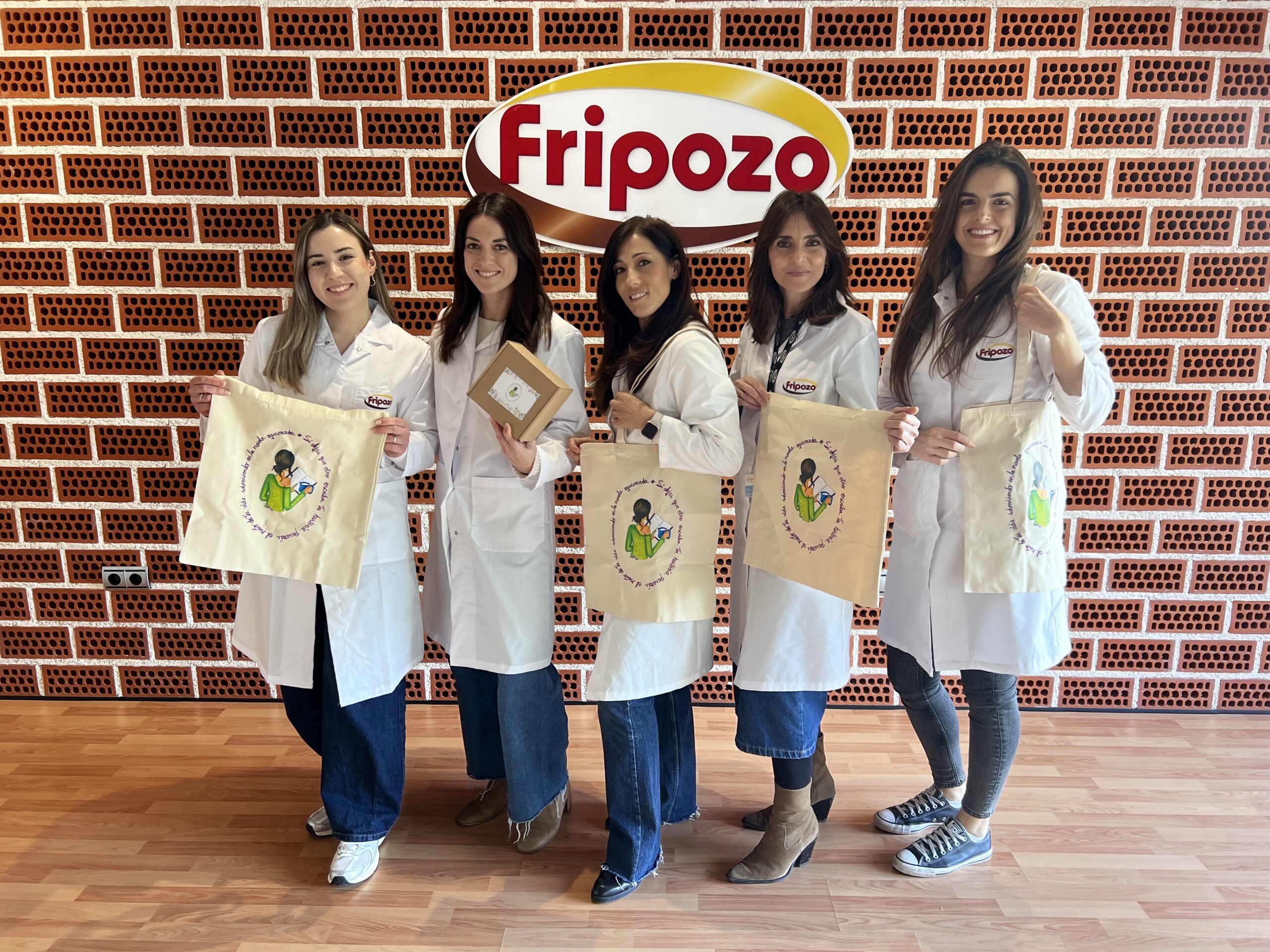 Compañeras de Fripozo luciendo su nueva totebag.