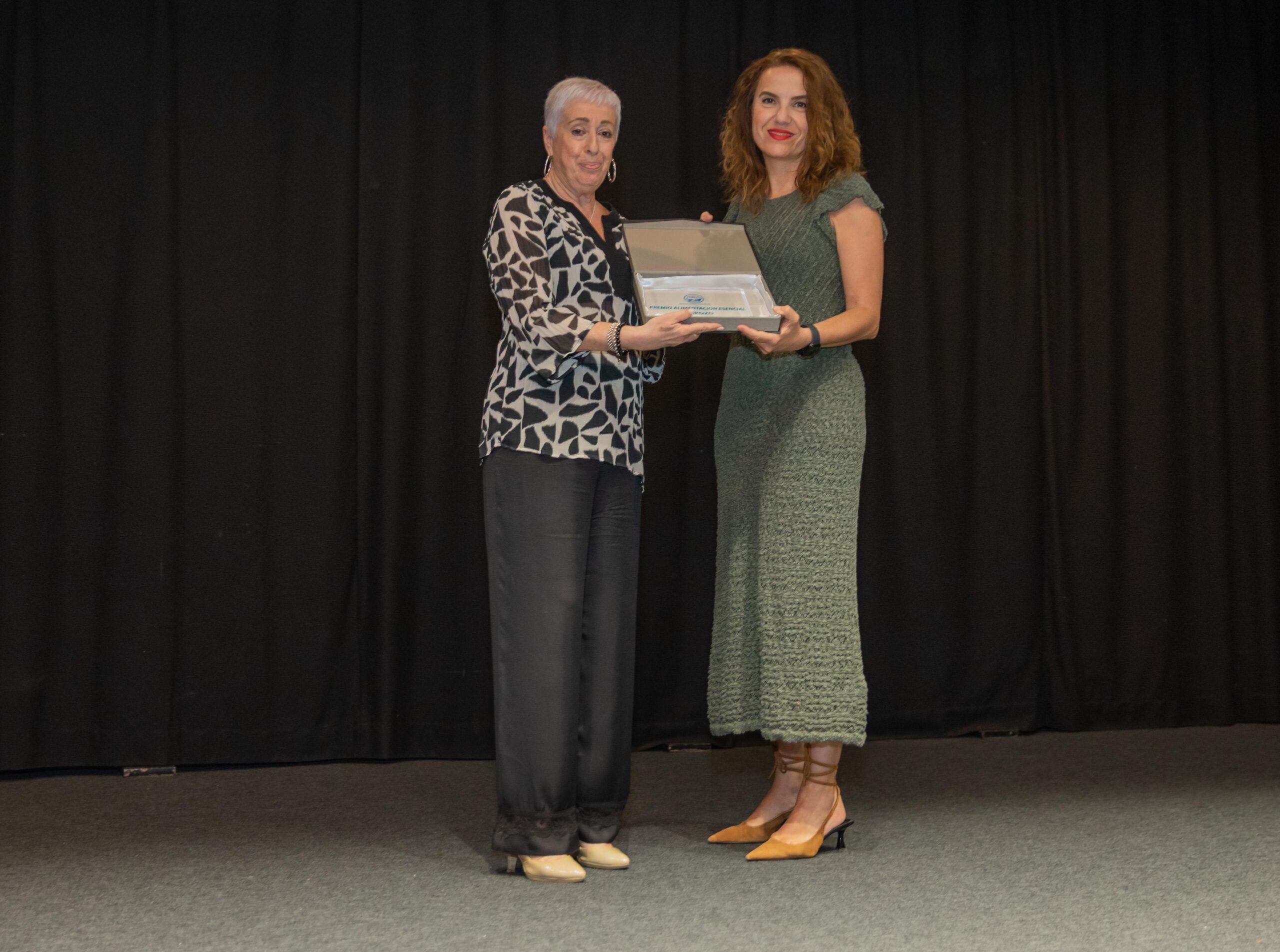 Foto de Fripozo recibiendo el reconocimiento del Banco de Alimentos