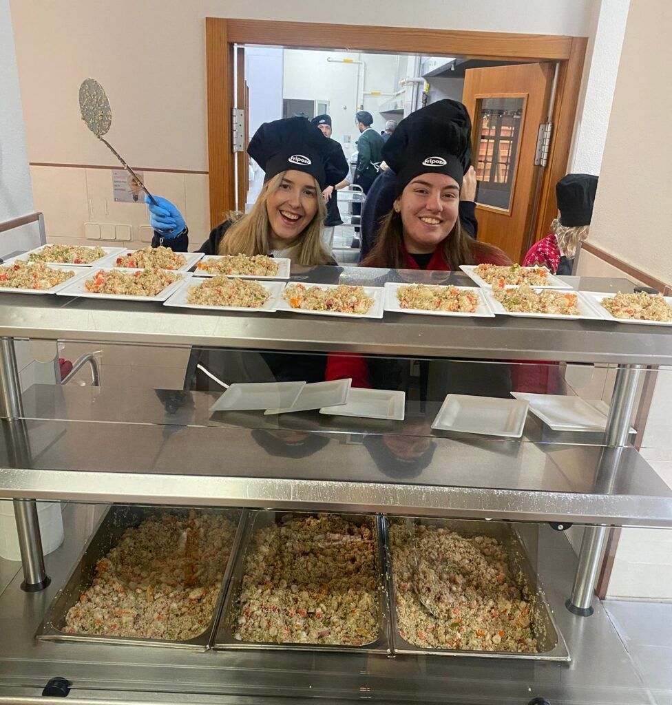 Compañeras listas para servir las raciones de la comida navideña.