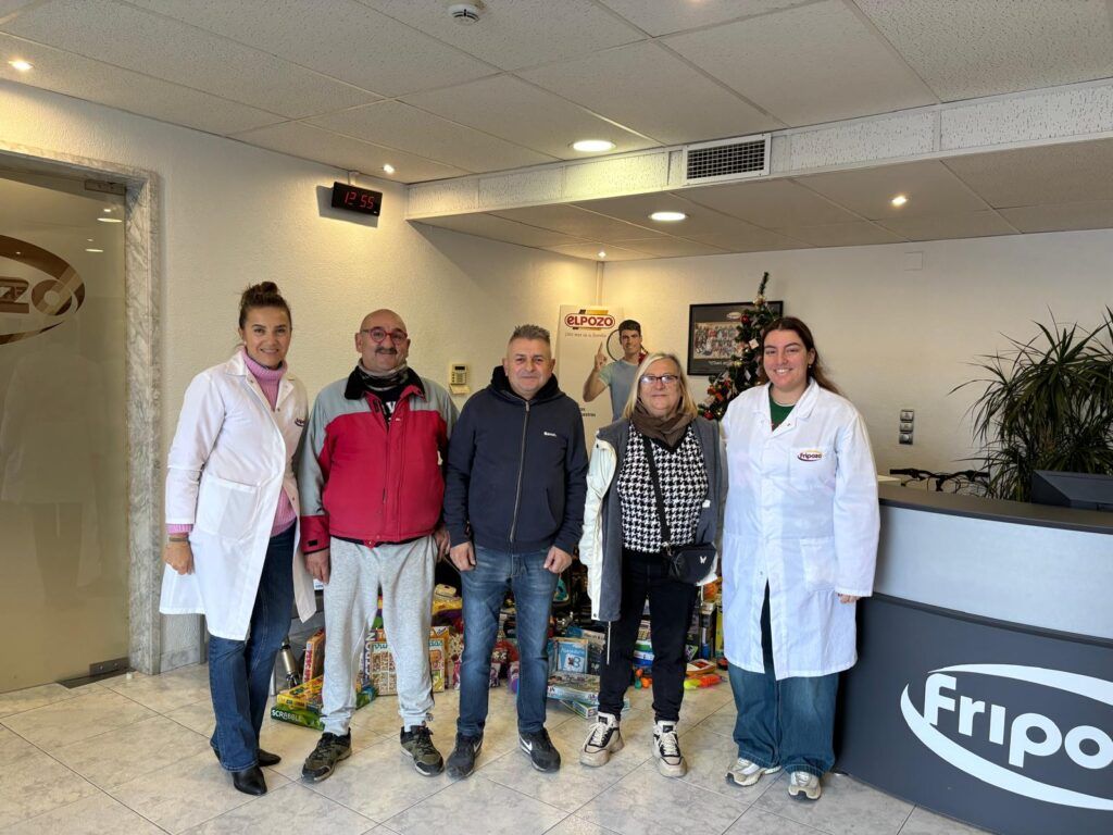 Compañeros durante la acción de recogida de juguetes nuevos o en buen estado.