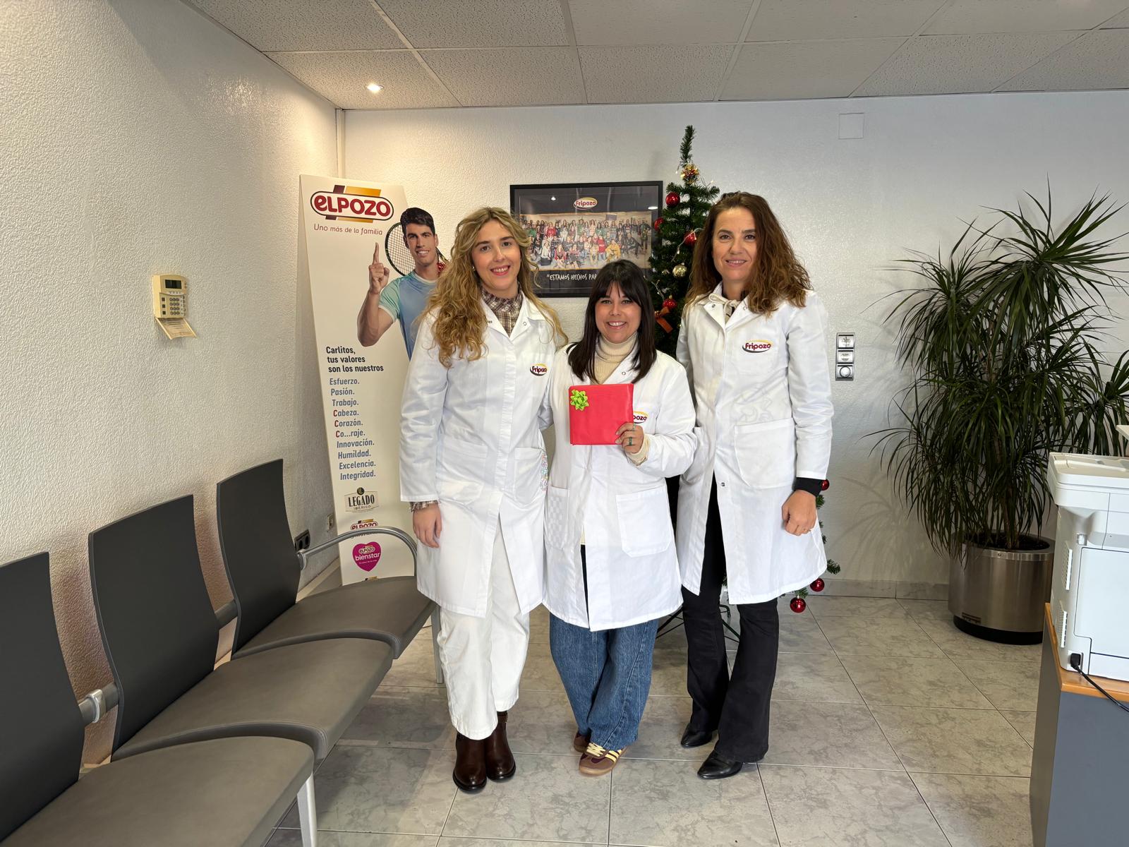 Compañeras de Fripozo dejando un regalo.