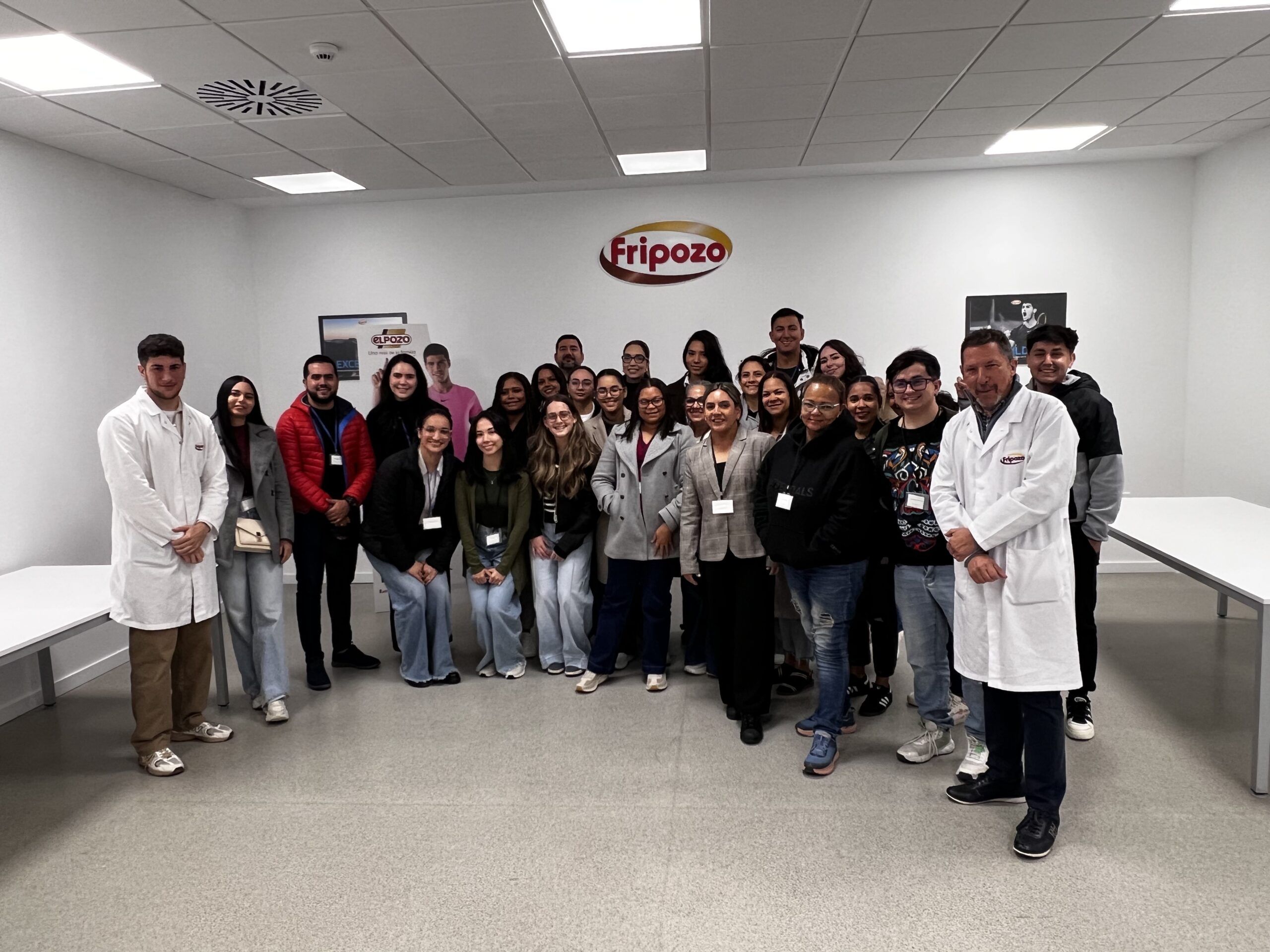 Alumnos de ENAE en las instalaciones de Fripozo.