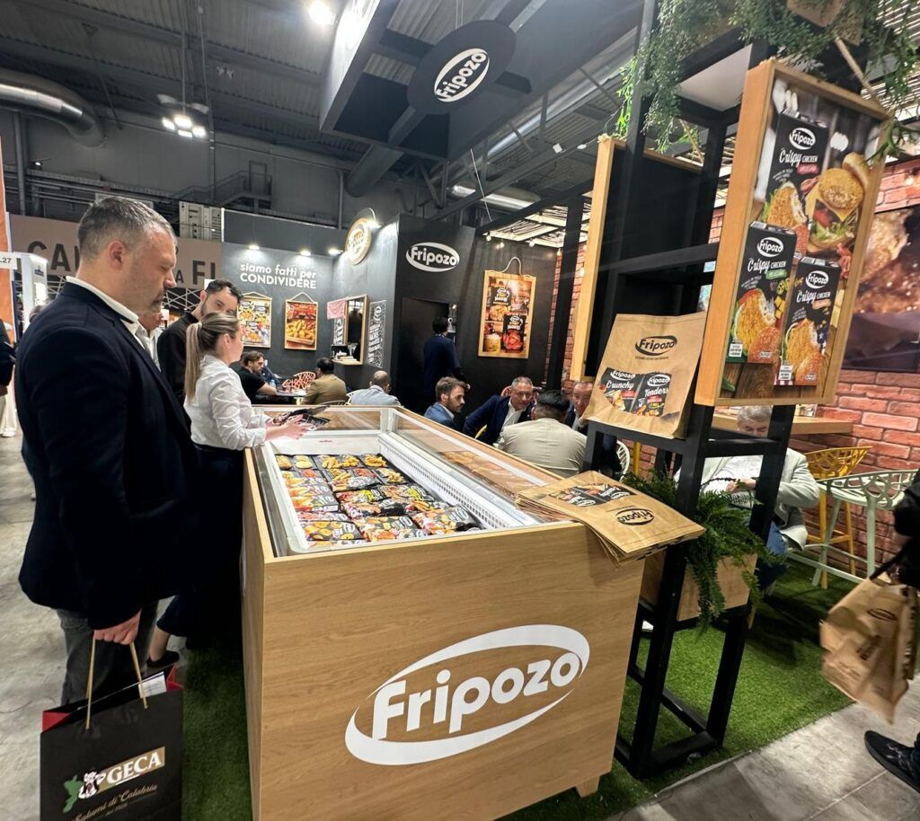 Visitante a la feria en el stand de Fripozo.
