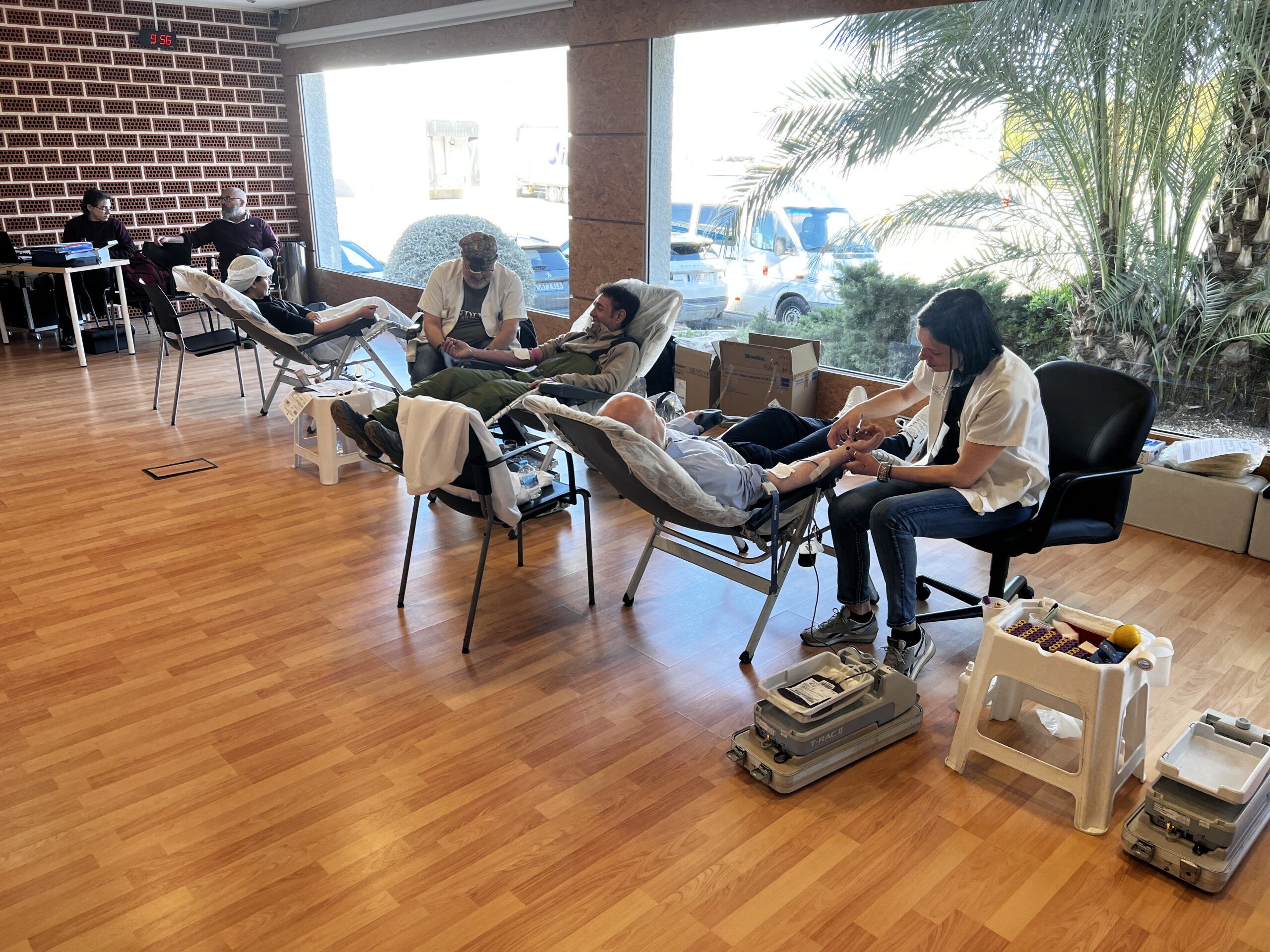 Compañeros y compañeras de Fripozo durante las jornadas de donación de sangre.
