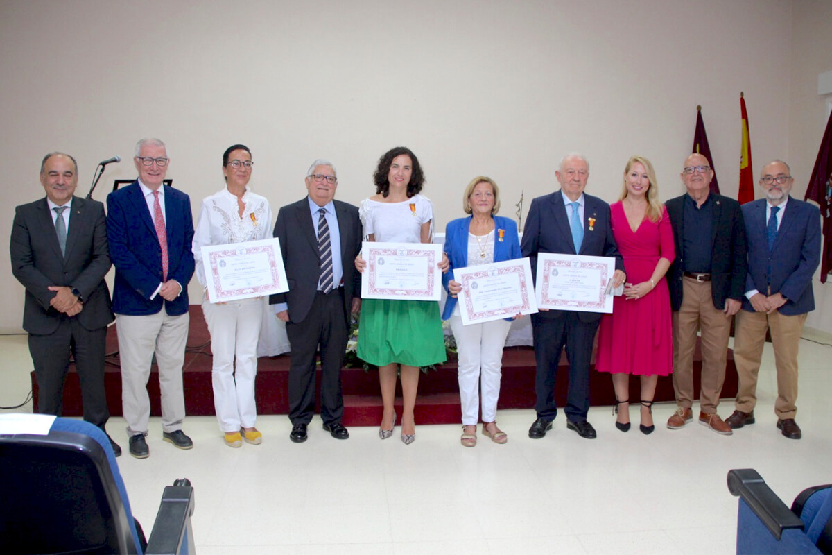 los galardonados en la entrega medalla de oro a Fripozo de Hospitalidad Santa Teresa de Cartagena